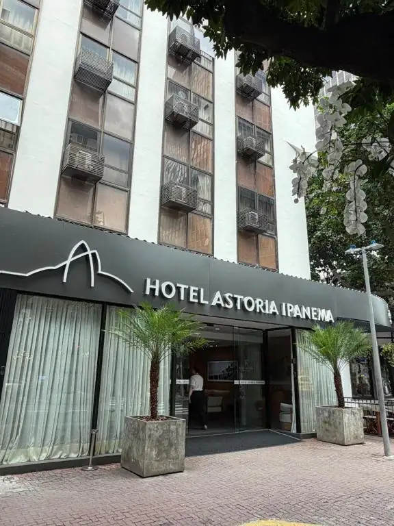 uma placa de planejamento hoteleiro em frente a um prédio em Hotel Astoria Ipanema no Rio de Janeiro