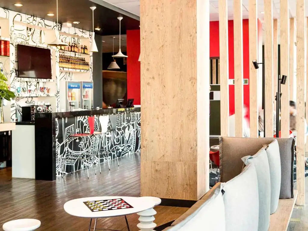 a restaurant with a table and chairs in a room at ibis Rio Porto Atlantico in Rio de Janeiro