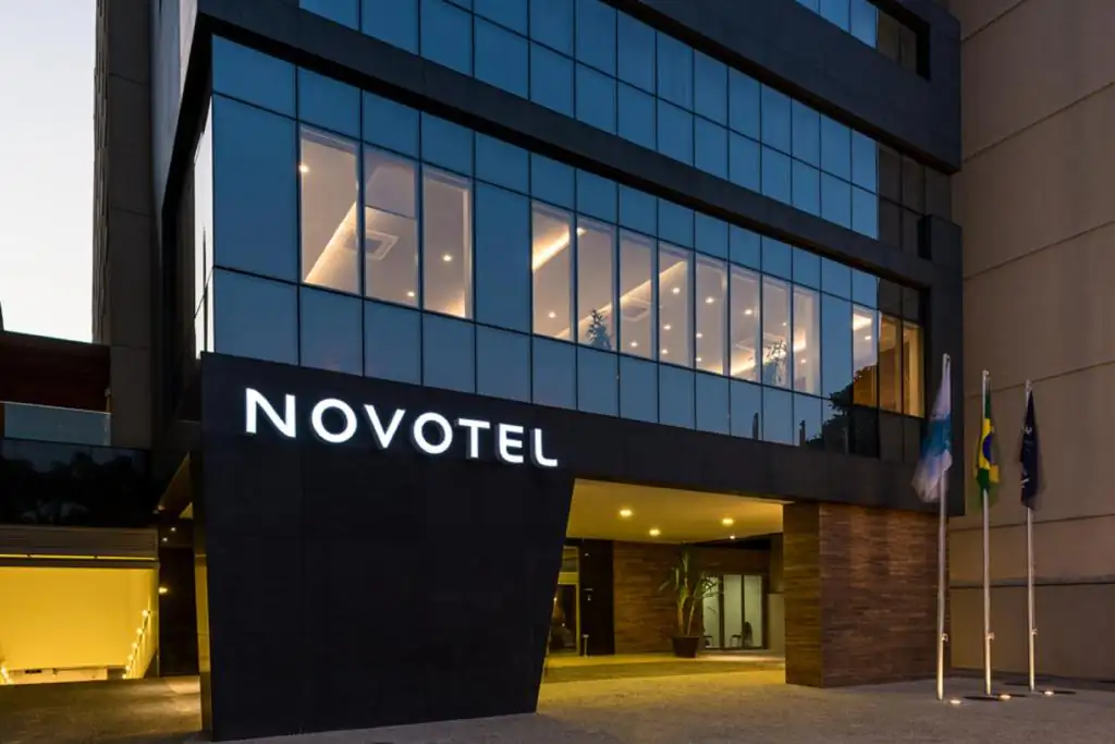 a novoired sign on the side of a building at Novotel RJ Praia de Botafogo in Rio de Janeiro