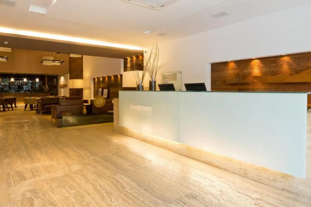 um saguão com balcão de recepção e bar em Ritz Leblon no Rio de Janeiro