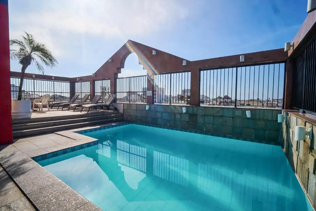 uma piscina com vista para o oceano em South American Copacabana Hotel no Rio de Janeiro