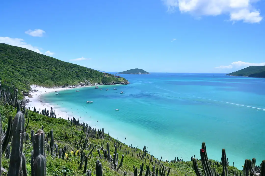 Praia do Forno and its turquoise bay in Arraial do Cabo