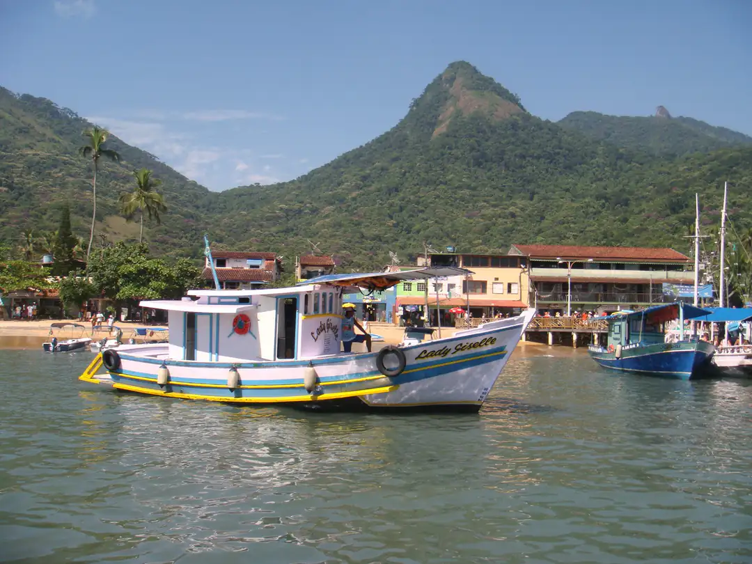 Boats in the harbour at Vila do Abraão on Ilha Grande