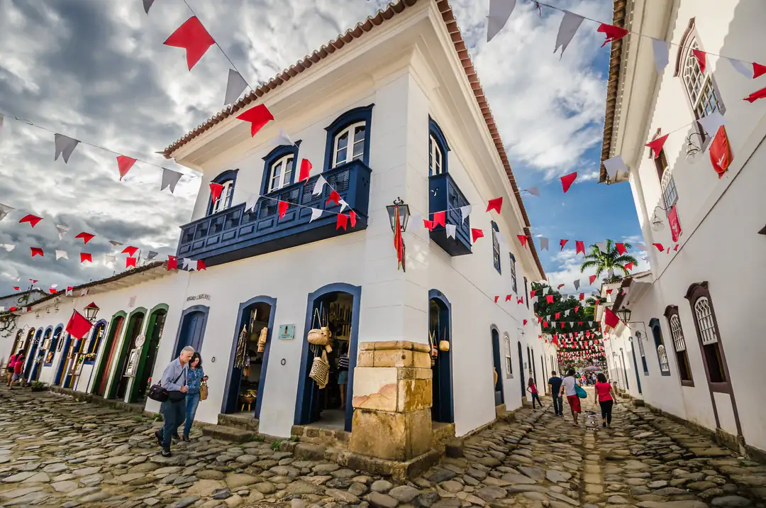 Colourful colonial buildings and cobbled streets in the historic centre of Paraty