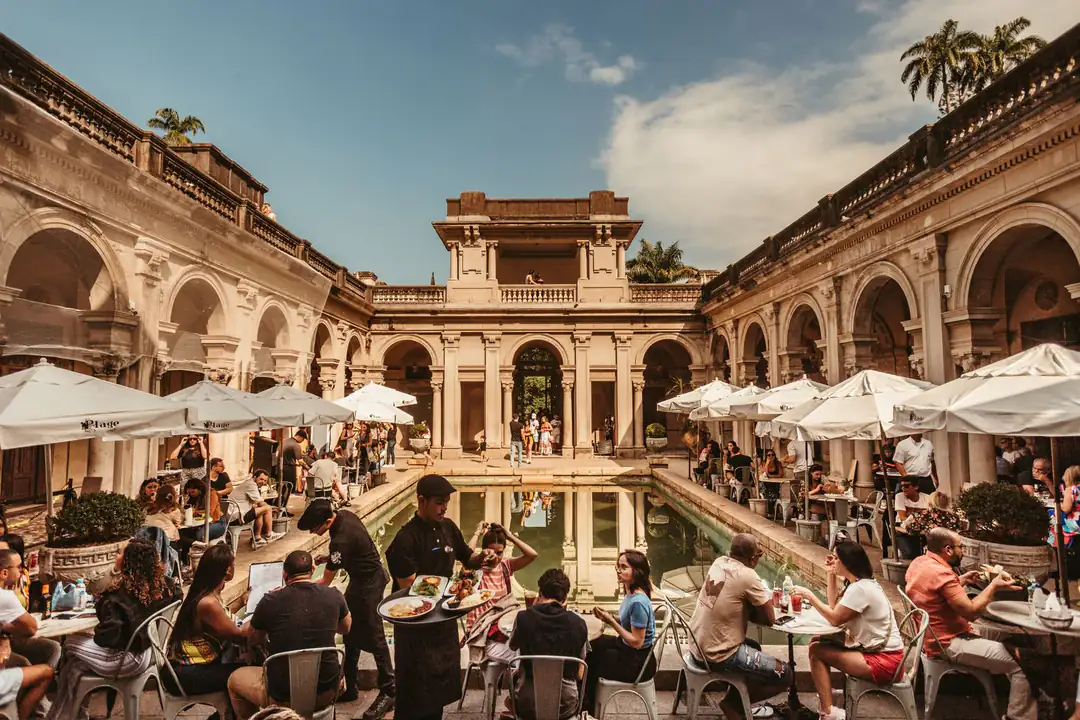 Diners beside the reflecting pool in the Parque Lage courtyard