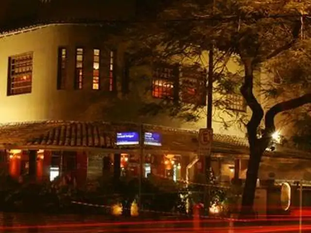 Fratelli restaurant in Leblon at night