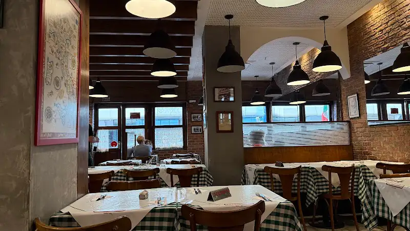 The dining room at La Trattoria in Copacabana