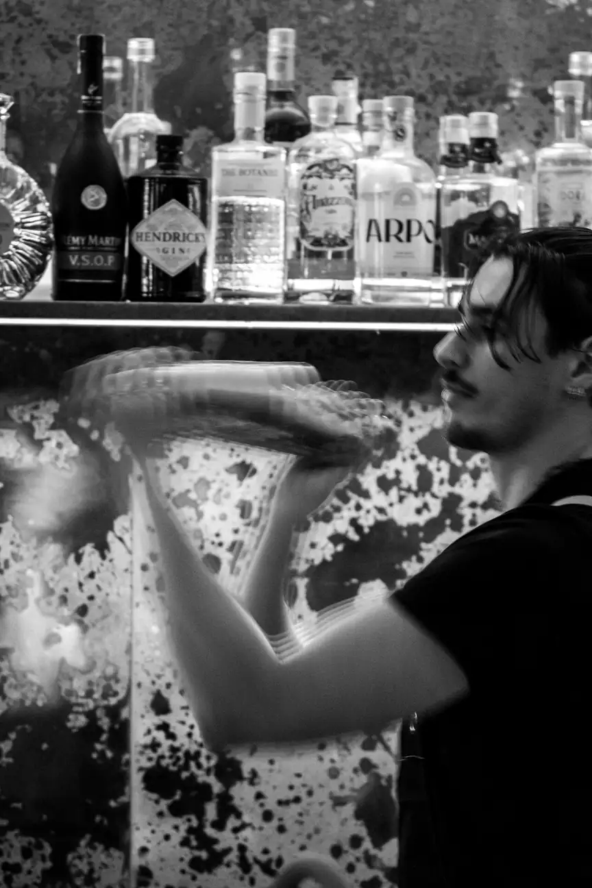 A bartender working behind the bar at Nôa Ipanema