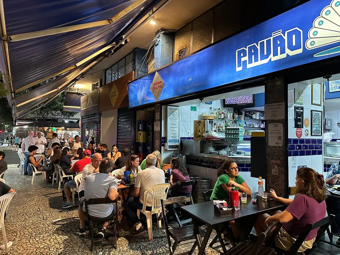 Pavão Azul boteco and its sidewalk tables in Copacabana