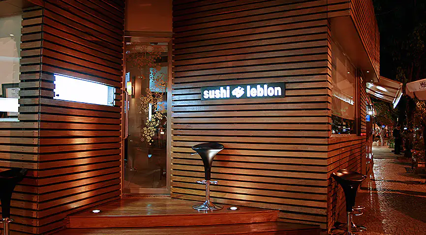 The entrance to Sushi Leblon on Rua Dias Ferreira